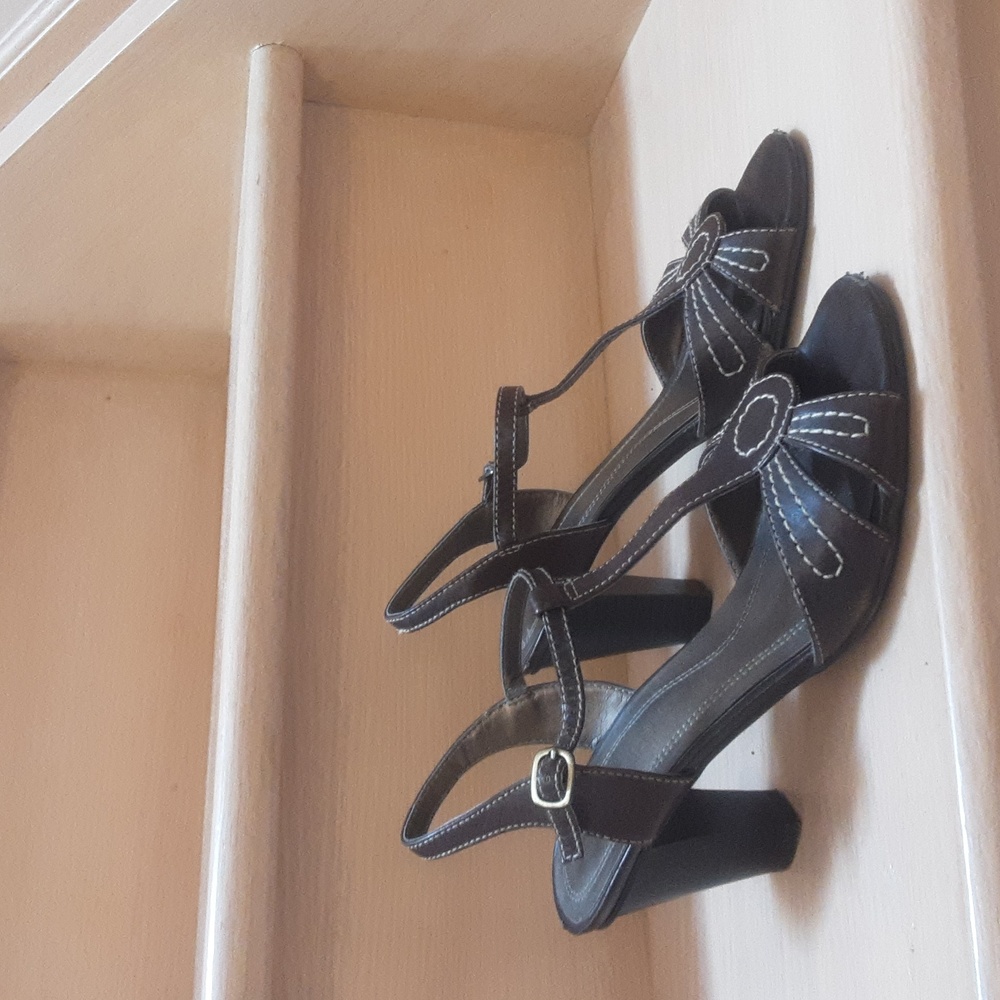 Naturalizer Sandles - Picture 2 of 4